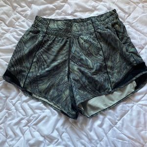 Lululemon Hotty Hot 4” Shorts - Size 6